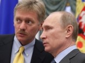 Дмитрий Песков слева и Владимир Путин справа