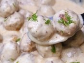Ніжні та соковиті фрикадельки з галушками у вершковому соусі