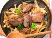 Як приготувати соковиту печінку в сметанно-гірчичному соусі