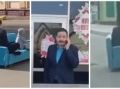 Чоловік їздить містом на дивані