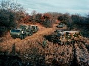 Так выглядит весь комплекс М270 - пусковой установкой, машиной для ракет и командным пунктом