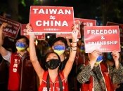 Протестующие на Тайване в масках цвета украинского флага