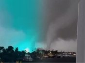 Вибухи, спалахи та руйнування: у США по місту пронісся торнадо (відео)