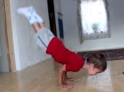 5-летний мальчик отжимается под прямым углом (ВИДЕО)