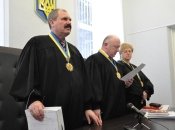 Суддя Василь Маліченко (перший ліворуч)