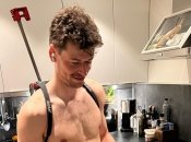 После инцидента в отеле Стурла не расстается с винтовкой