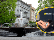 Відпочивальниця поставила шезлонг поблизу центрального фонтану міста