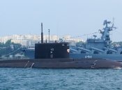 Подлодка "Ростов-на-Дону", а на заднем фоне крейсер "Москва"