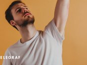 Есть действенные методы, которые помогут очистить вещи от пятен дезодоранта (изображение создано с помощью ИИ)