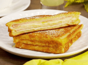 Горячий тост с ветчиной и яйцом