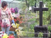 Мода на искусственные цветы и венки на кладбищах распространилась в Украине еще в советские времена. Но и сегодня есть спрос, а значит, есть и предложение