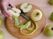 З яблучної шкірки можна зварити чудовий компот