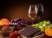 Вино, шоколад и фрукты на столе