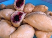 Ніжні та смачні вареники з полуницею