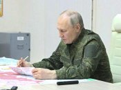 Путин в военной форме выглядит скорее комично, чем воинственно