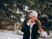 Дівчина радіє снігу