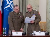 Начальник Генштаба ВС Польши генерал Веслав Кукула (слева) и командующий операциями ВС Польши генерал Мацей Клиш (справа) на заседании Совета нацбезопасности