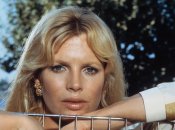 Ким Бейсингер в фильме про Джеймса Бонда