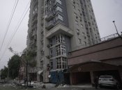 Битое стекло и обломки фасадов усеивают улицы