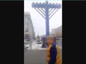 Мужчина при этом выкрикивал оскорбления