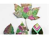 Идеи для осеннего досуга: рисуем на листьях