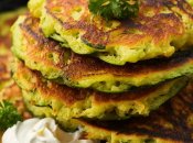 Такие кабачковые оладьи станут великолепной закуской (изображение создано с помощью ИИ).