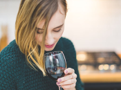 Сколько алкоголя можно выпить кормящей маме: как рассчитать и подготовиться