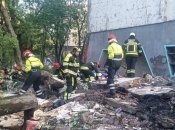 Спасатели продолжают работать над разбором завалов