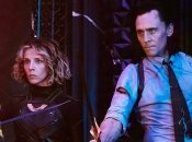 Том Хиддлстон в роли Локи со своей коллегой по сериалу, актрисой Софией Ди Мартино