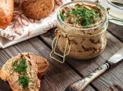 Консервированный паштет готовится из печени и двух видов мяса