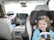 Почему зимой ребенок должен сидеть в автокресле без верхней одежды