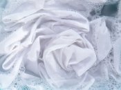 Эффективная чистка пятен на белой одежде