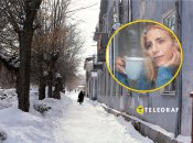 Засніжене місто, жінка у вікні