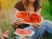 Кавунні кірки є пасткою для слимаків та равликів