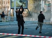 Историческое фото: полицейский пытается сбить из стрелкового оружия беспилотник-"шахид"