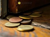 Монети на порозі дому, які уособлюють віковічну традицію (фото створене з допомогою ШІ)