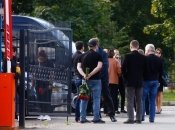 На кладбище в Санкт-Петербурге собралось много людей