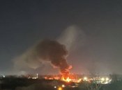 Нафтобаза після влучення горить дуже сильно