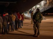 Мігранти занурюються на літак США