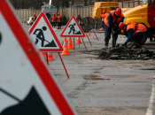 Рабочие латают дороги в Киеве при любой погоде