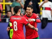 Криштиану Роналду (справа)