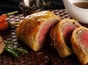 Мясное блюдо на любой праздник: сочный биф веллингтон по рецепту Евгения Клопотенко (видео)