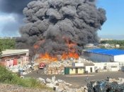 Огонь распространяется все дальше