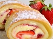 Ленивый рулет из лаваша с творогом и клубникой