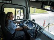 Жінка-водійка автобуса