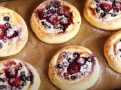 М’які солодкі ватрушки з ягодами