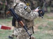 Боец ВСУ готов спуститься в блиндаж