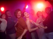 Люди танцуют на дискотеке