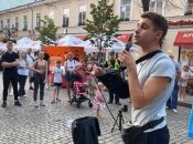 Віктор Кирилов з другої спроби на вихідних зміг виступити на Дерибасівській. Фото - скрін з відео Юлії Городецької