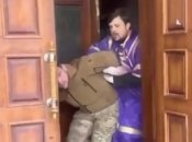 Священник УПЦ МП силой выводит украинского воина из храма